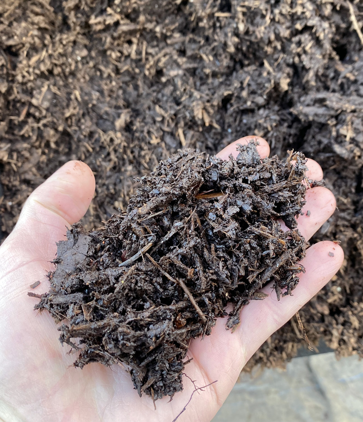Dry bark mulch applications for landscaping