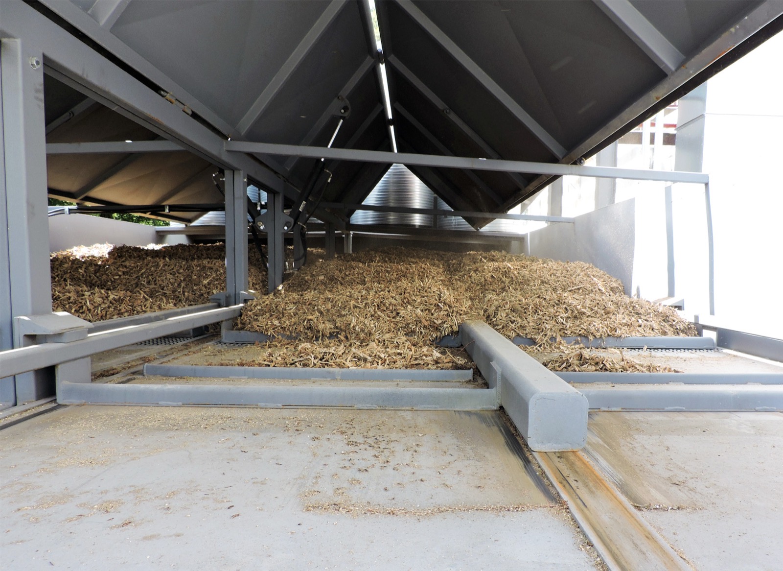 Chopped bagasse being dried inside FlowDrya hopper system