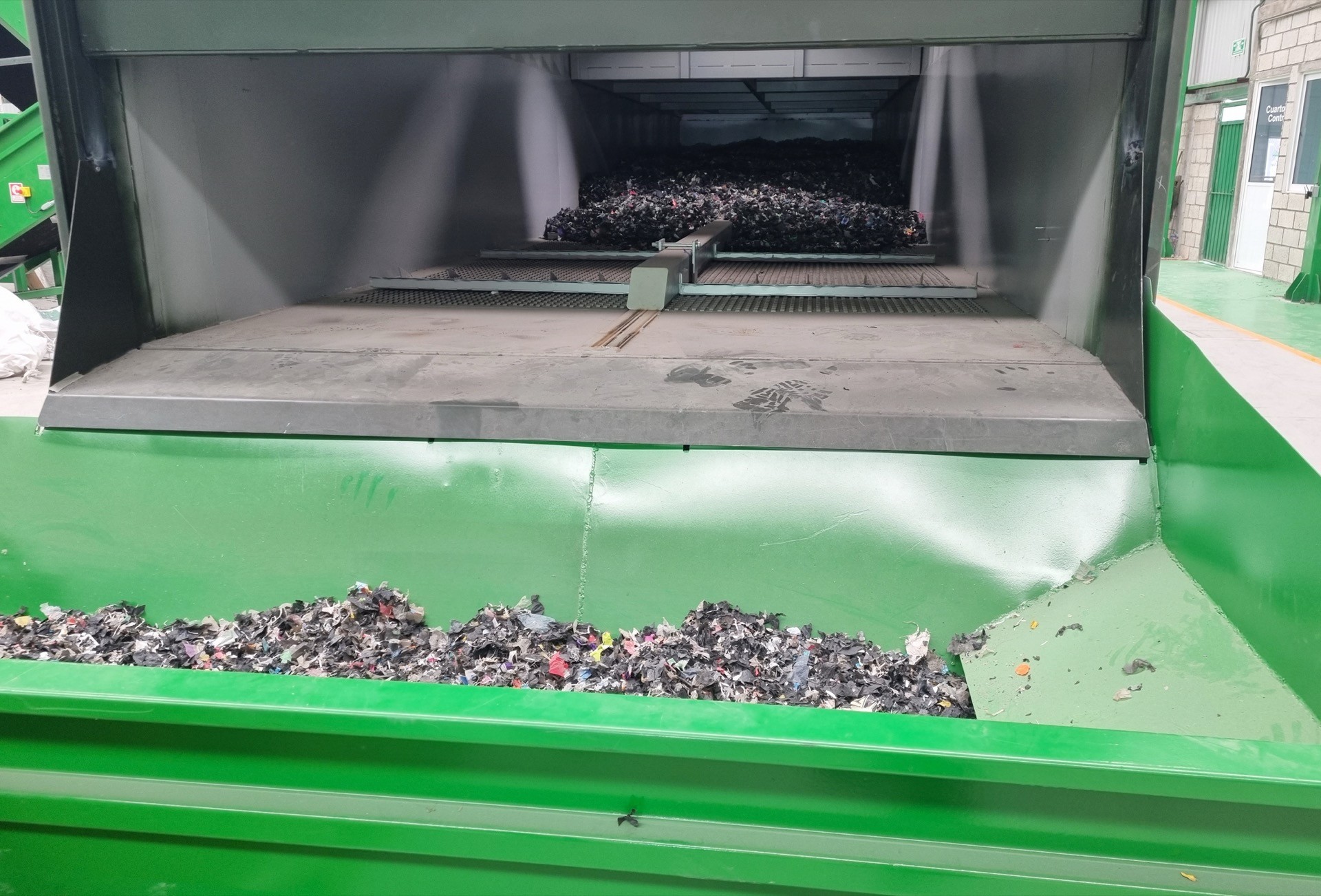 Plastic packaging waste on the FlowDrya drying bed